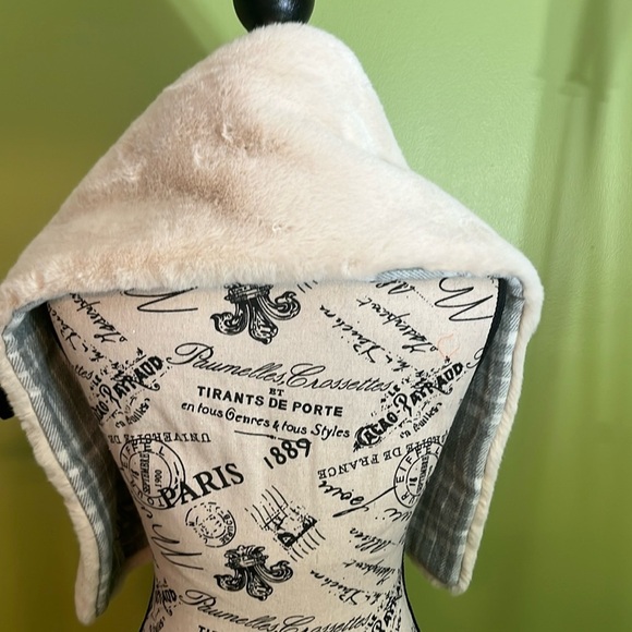 🆕 J.Jill Faux-Fur Cream and Gray Reversible
Scarf - Picture 3 of 10